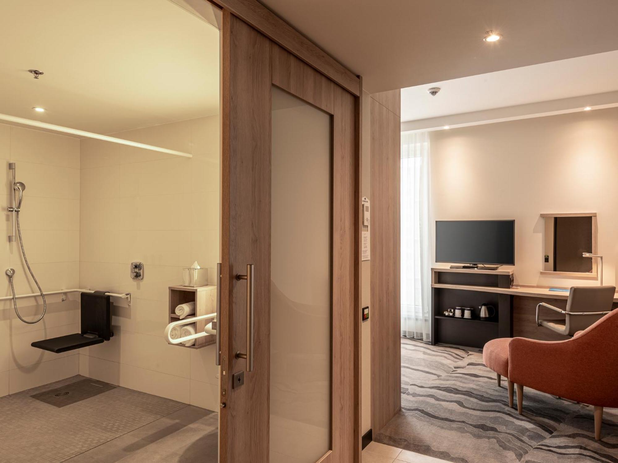 Queen Room Accessible
